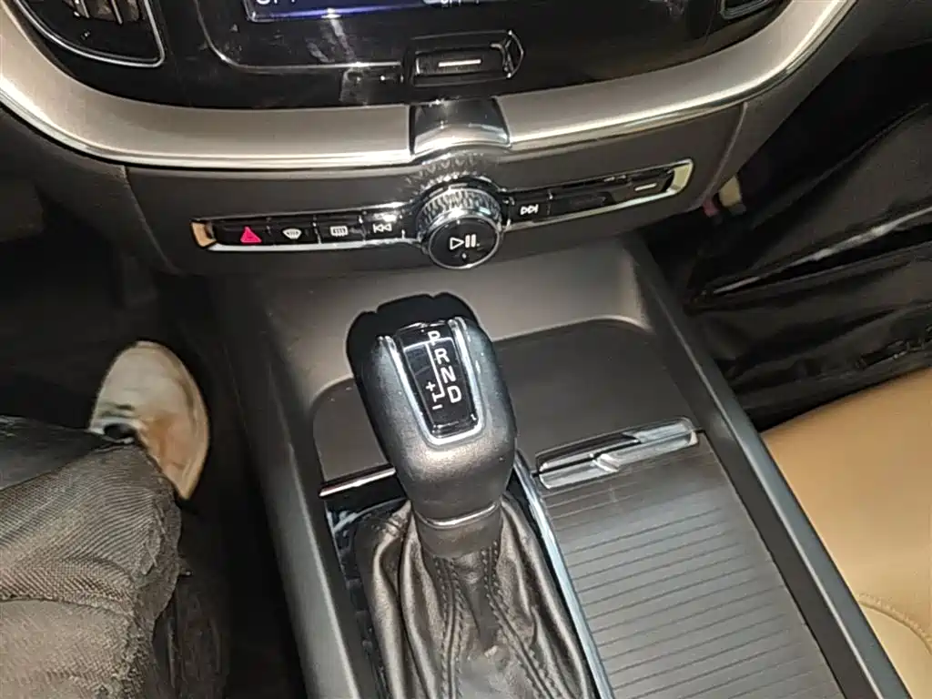 Volvo XC60 2018 — фото 14