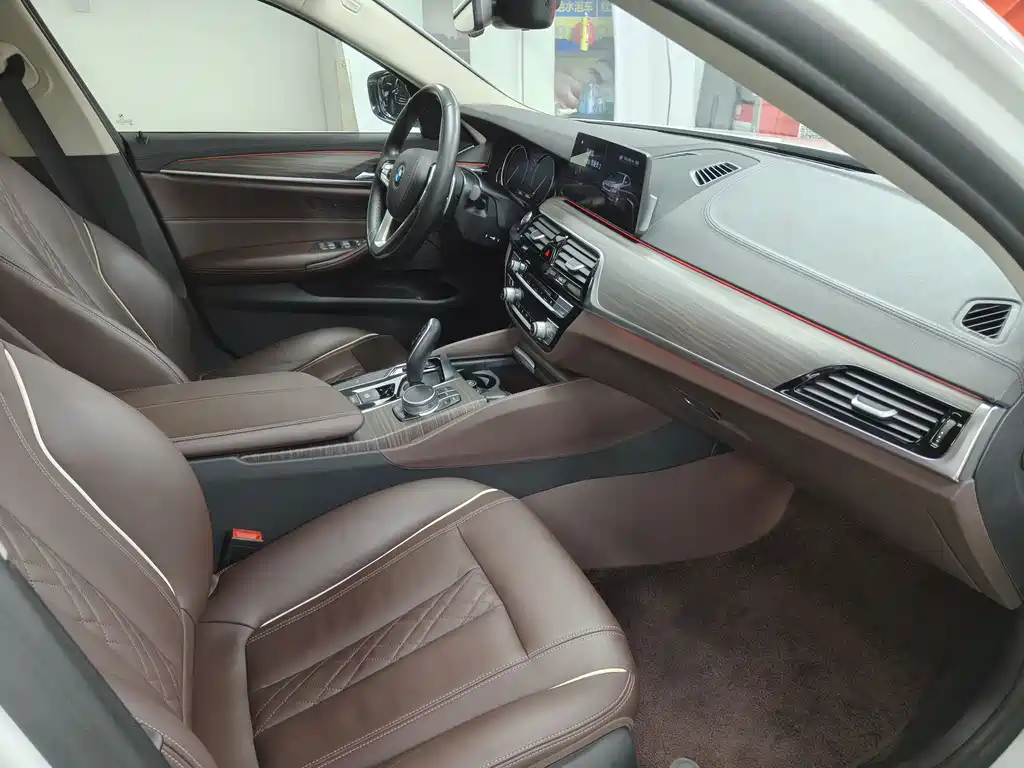 BMW 5 Series 2018 — фото 19