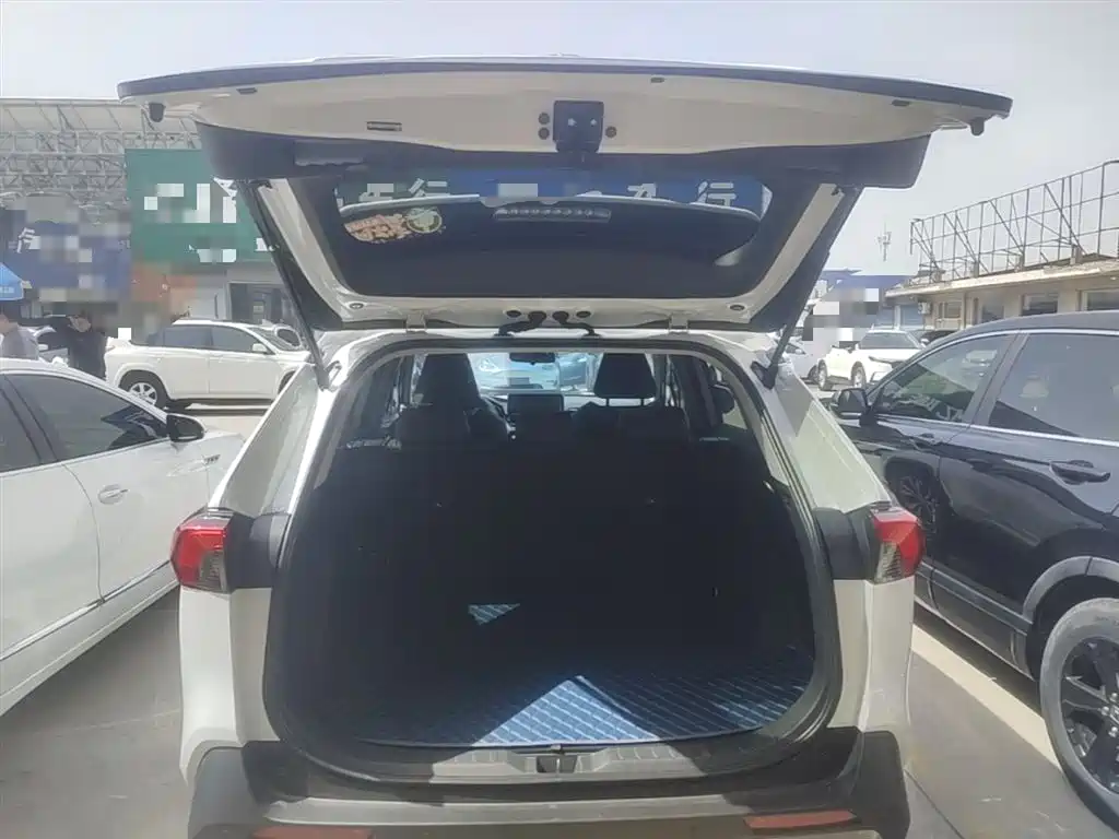 Toyota RAV4 2023 — фото 19