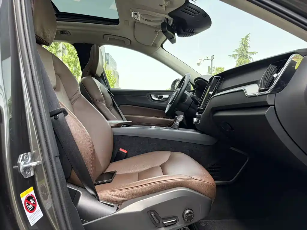 Volvo XC60 2020 — фото 14