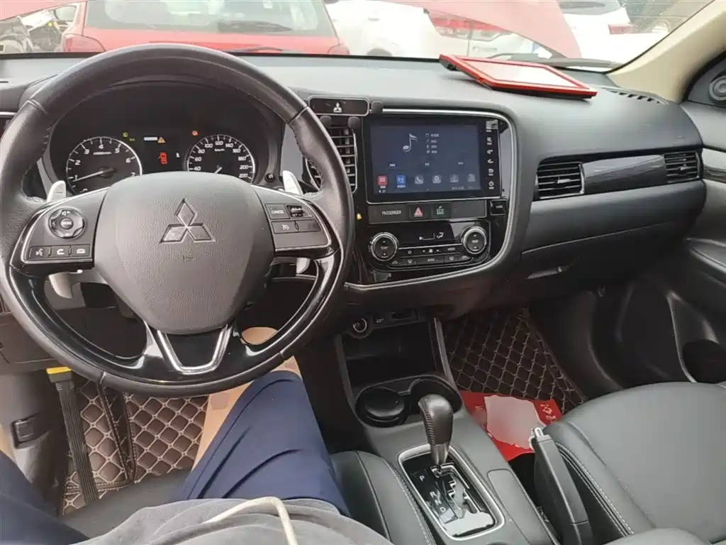 Mitsubishi Outlander 2017 — фото 10