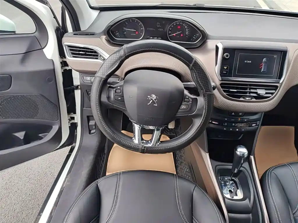 Peugeot 2008 2015 — фото 11