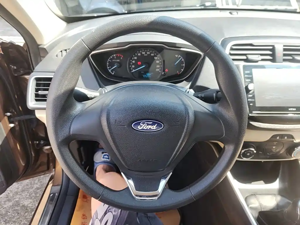 Ford Escort 2017 — фото 11