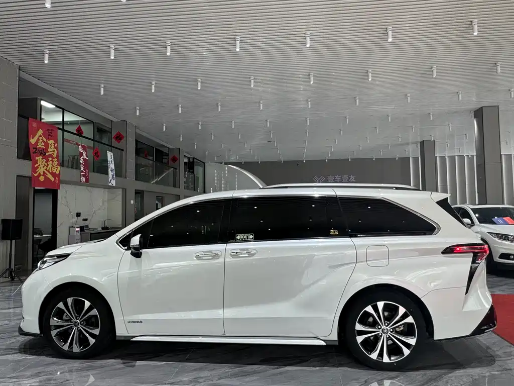 Toyota Granvia 2023 — фото 29