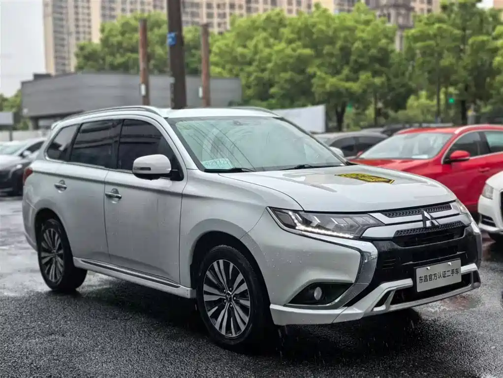 Mitsubishi Outlander 2021 — фото 9
