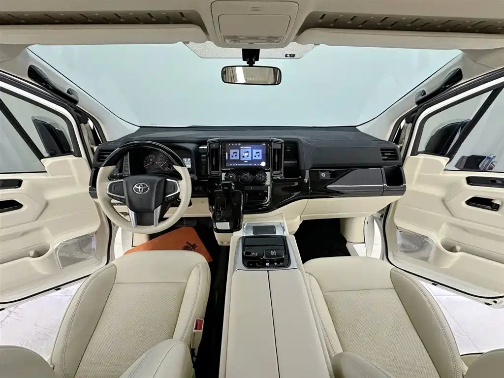 Toyota Hiace 2025 — фото 21