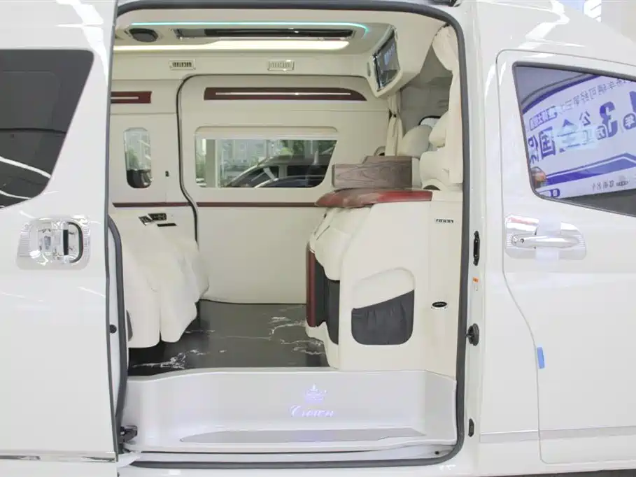 Toyota Hiace 2025 — фото 10