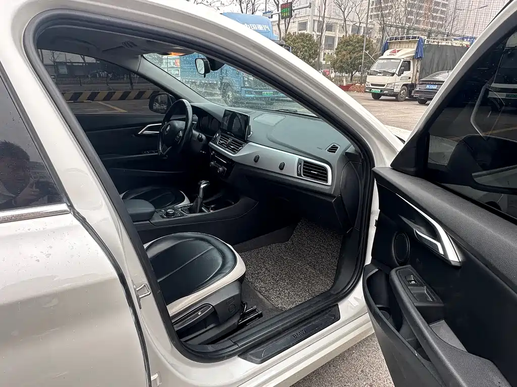 BMW 1 Series 2017 — фото 11
