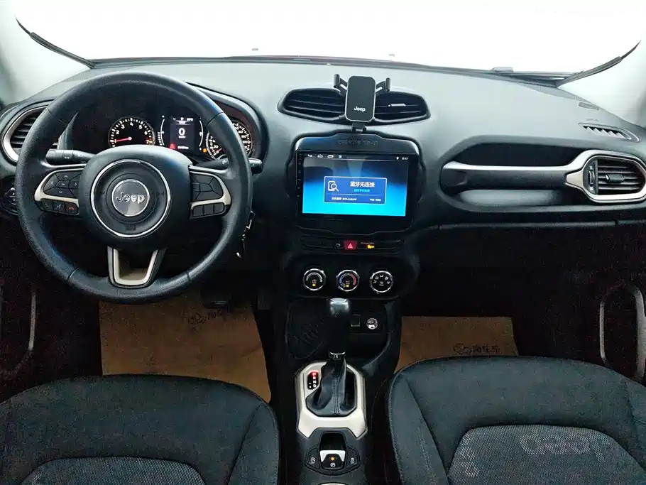 Jeep Renegade 2018 — фото 12