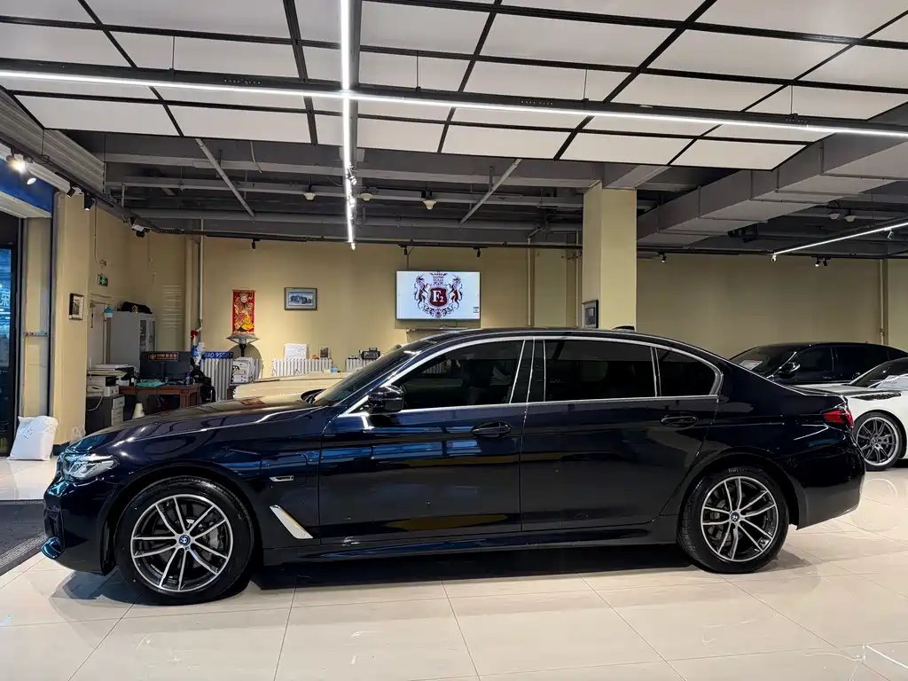 BMW 5 Series New Energy 2023 — фото 4