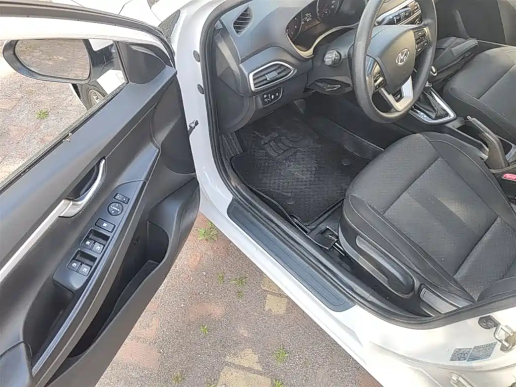 Hyundai Elantra 2018 — фото 16