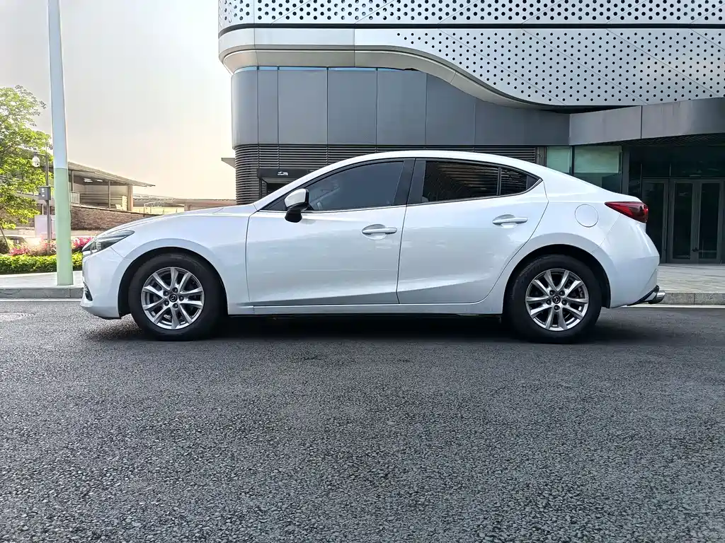 Mazda 3 Axela 2018 — фото 12