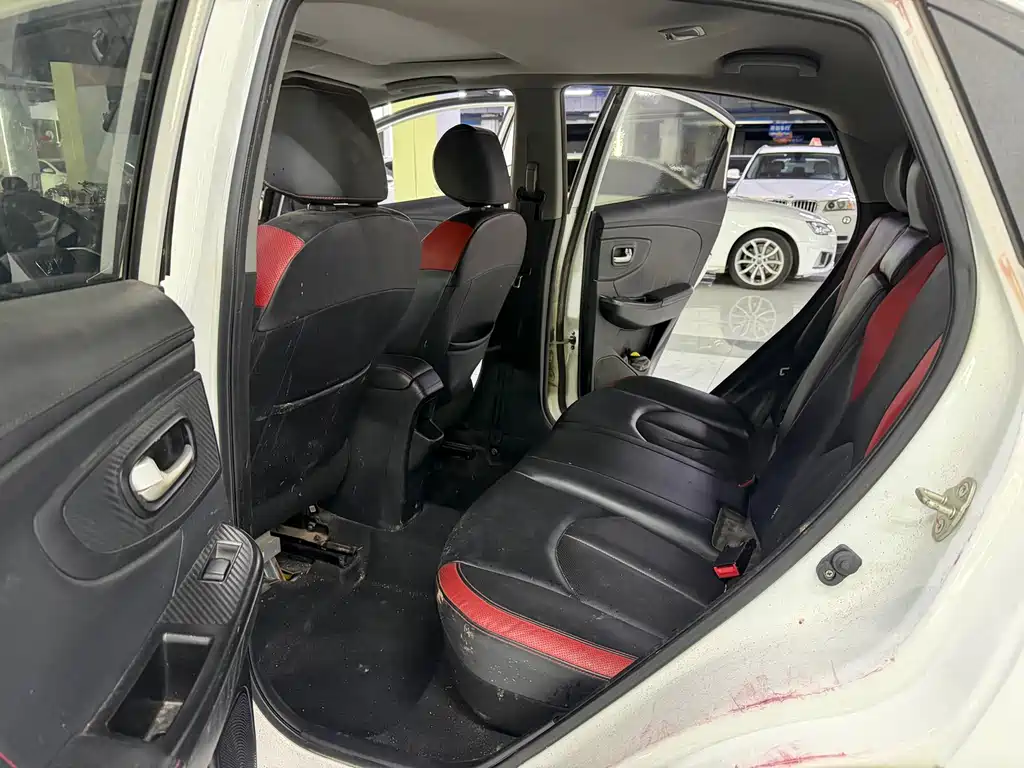 Luxgen U5 SUV 2018 — фото 8