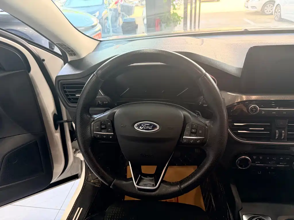 Ford Focus 2018 — фото 14