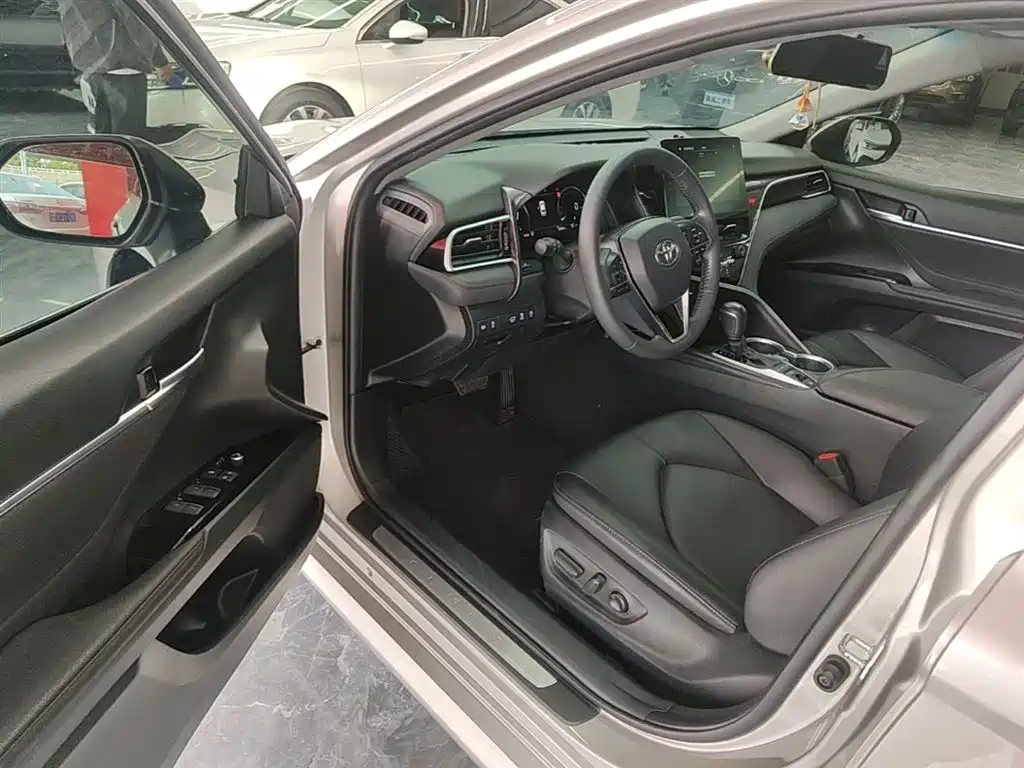 Toyota Camry 2023 — фото 16