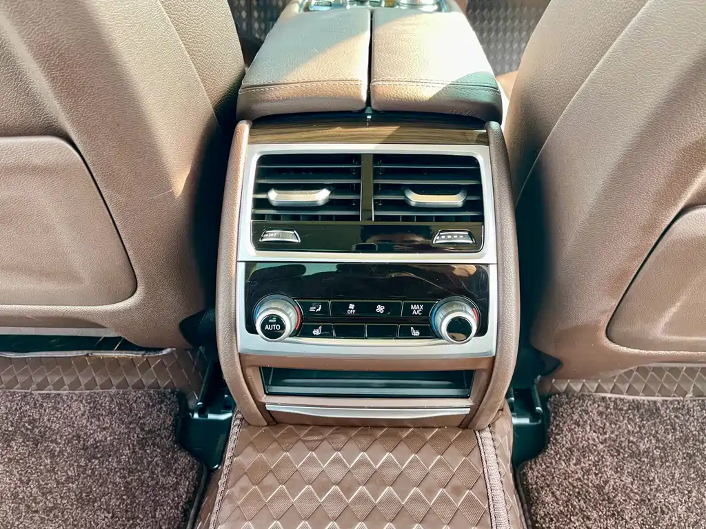 BMW 7 Series 2017 — фото 15