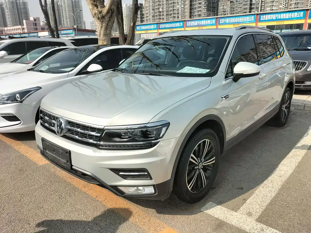 Volkswagen Tiguan L 2018 — фото 1