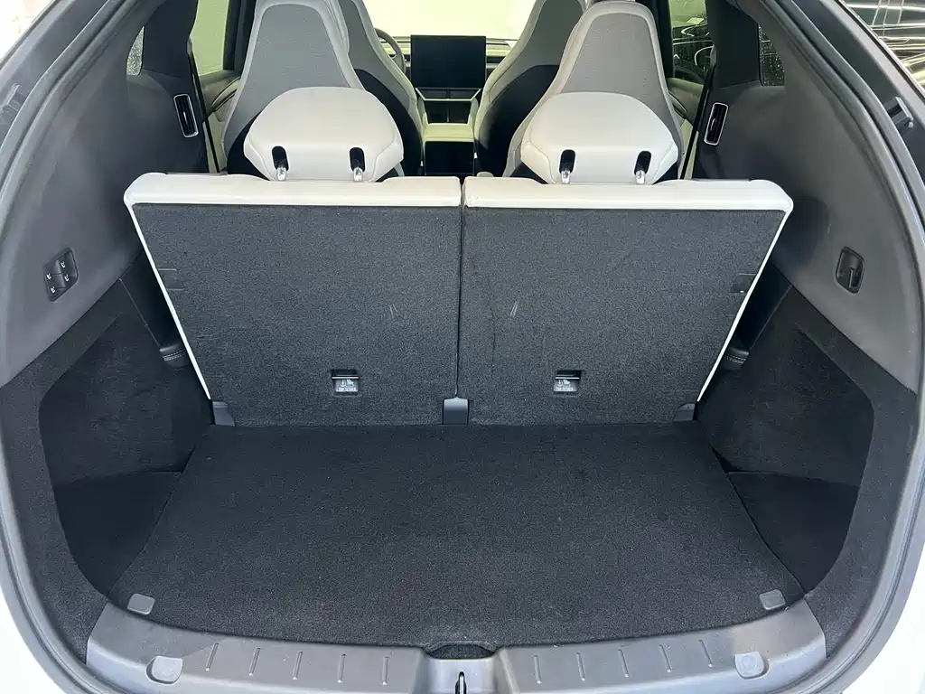 Tesla Model Y L 2025 — фото 16