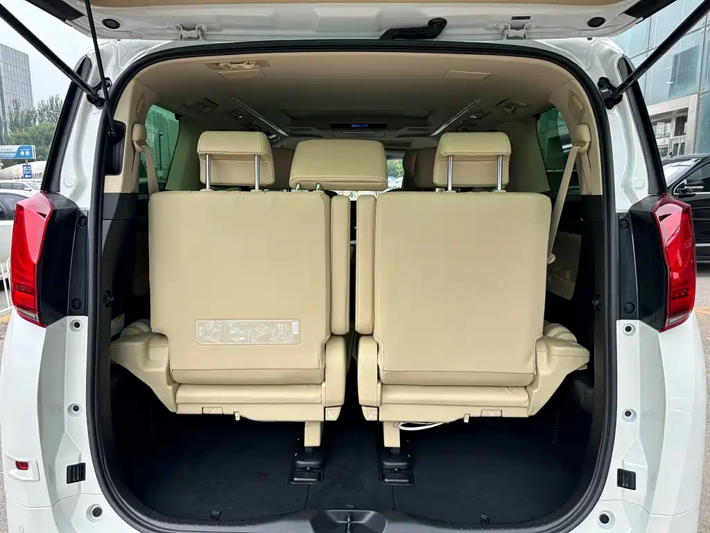 Toyota Alphard 2023 — фото 7