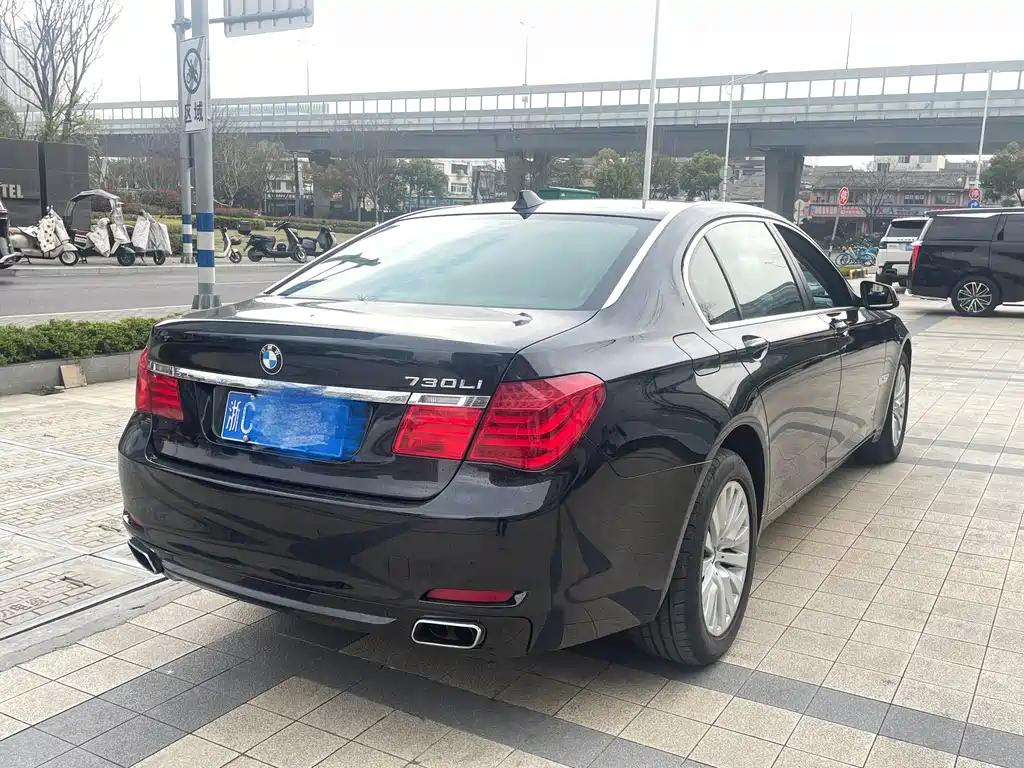 BMW 7 Series 2012 — фото 14