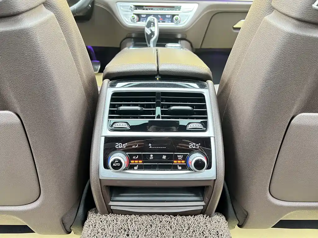 BMW 7 Series 2018 — фото 26