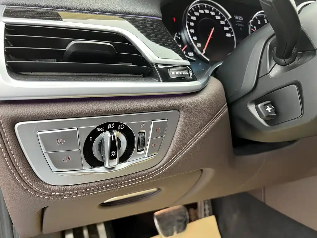 BMW 7 Series 2018 — фото 9