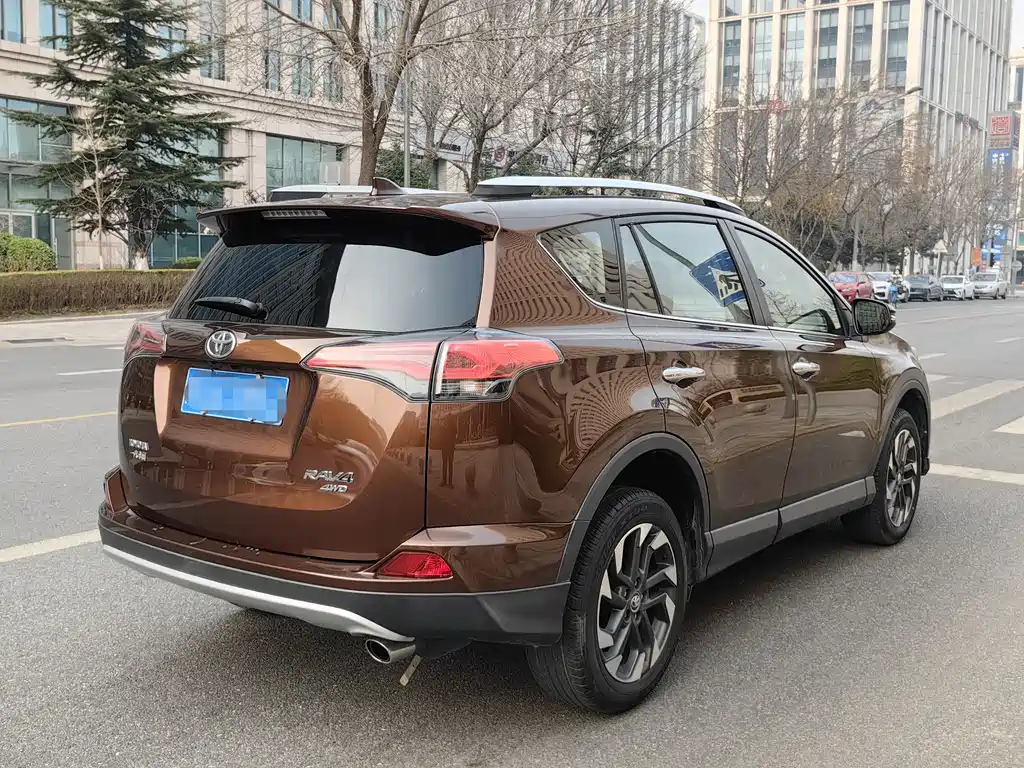 Toyota RAV4 2018 — фото 4
