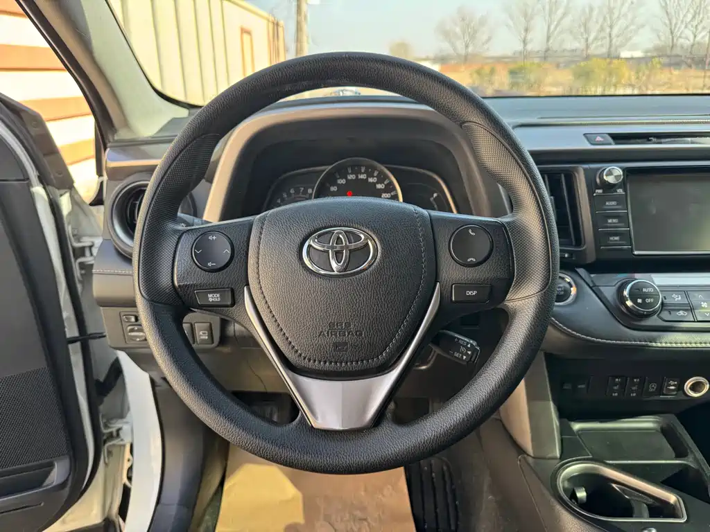Toyota RAV4 2018 — фото 10
