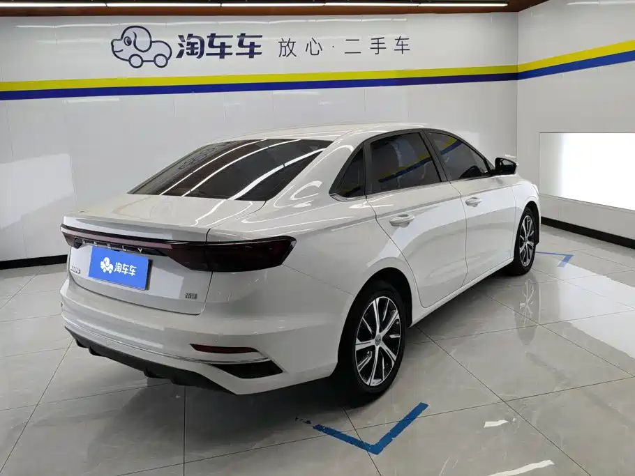 Geely Emgrand 2022