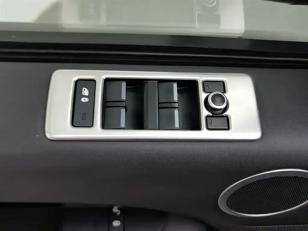 Land Rover Discovery 2018 — фото 9