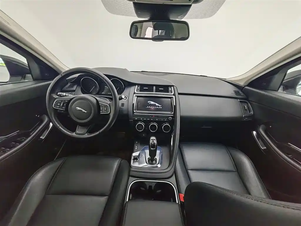 Jaguar E-PACE 2019 — фото 5