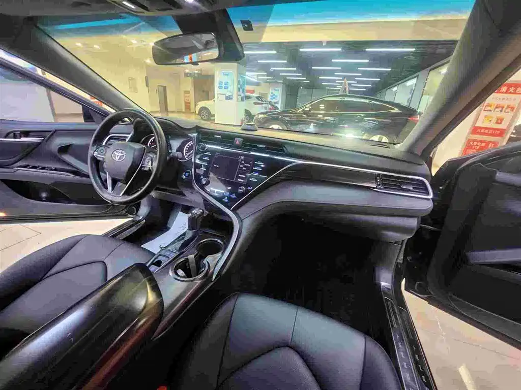 Toyota Camry 2018 — фото 11