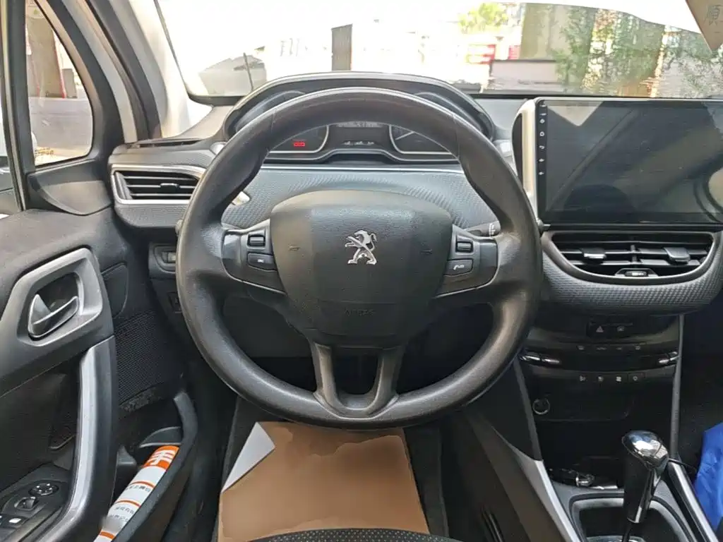 Peugeot 2008 2015 — фото 11