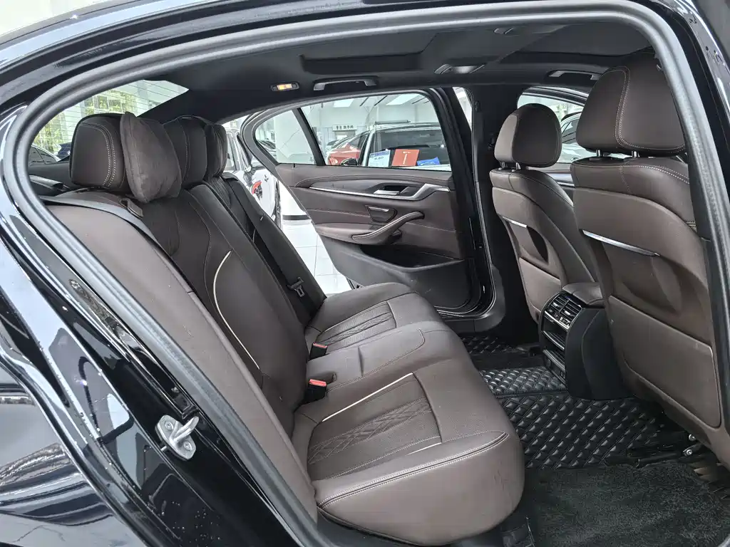 BMW 5 Series 2023 — фото 12