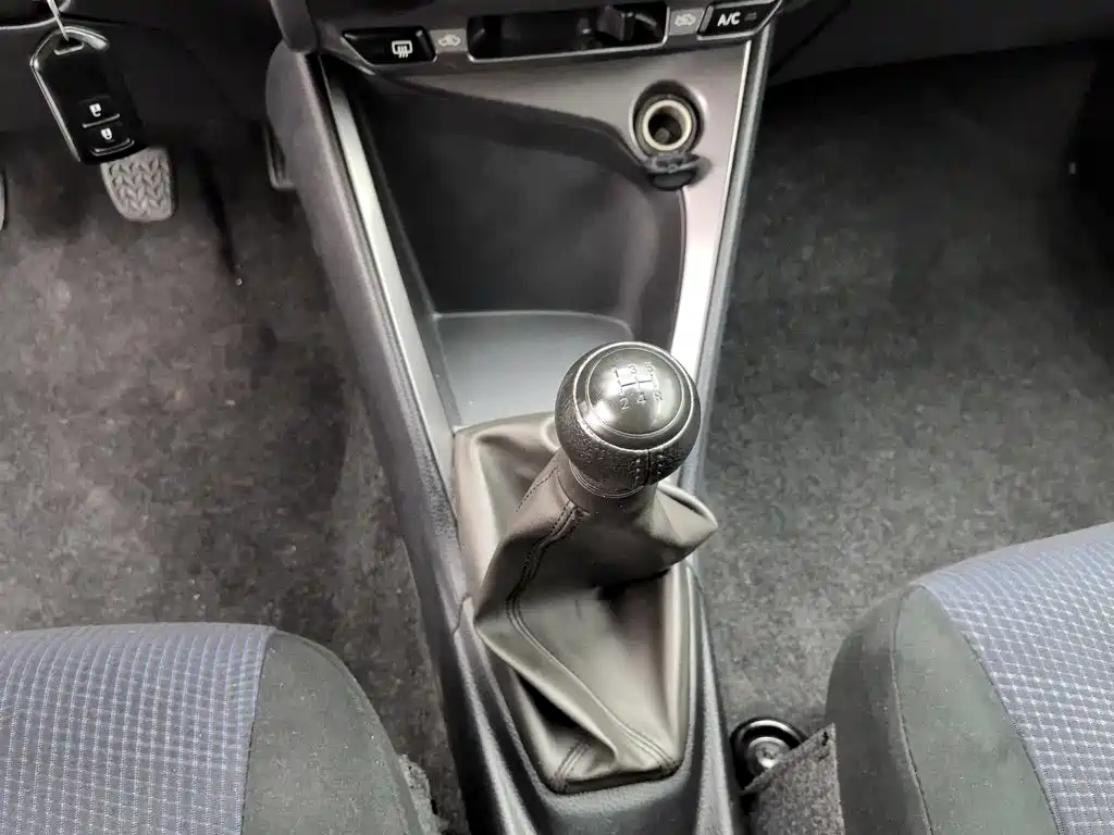 Toyota Yaris L 2014 — фото 13