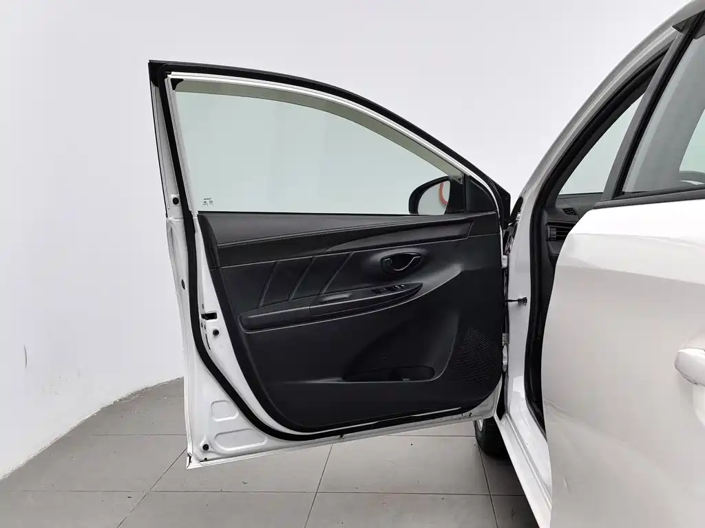 Toyota Yaris L 2014 — фото 8