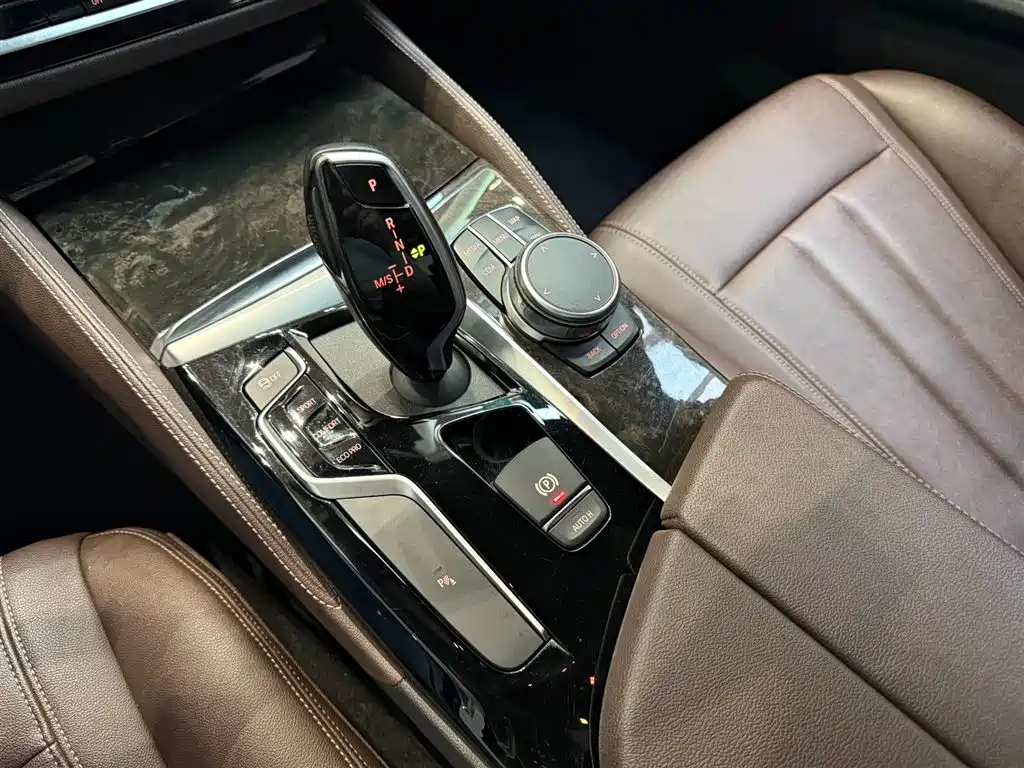 BMW 5 Series 2020 — фото 13