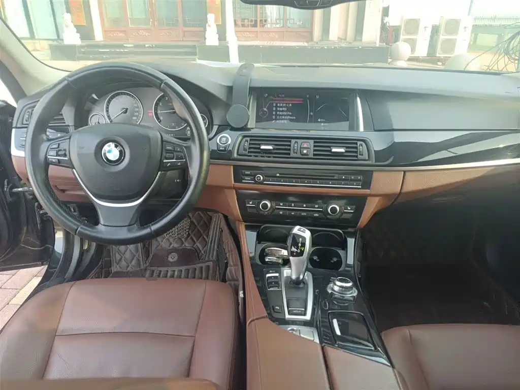 BMW 5 Series 2017 — фото 13