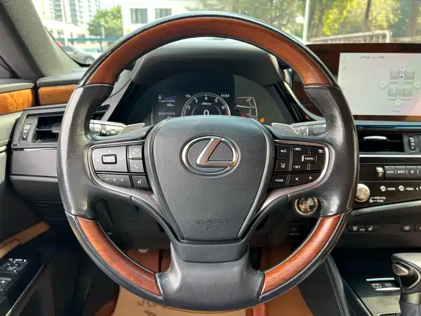 Lexus ES 2023