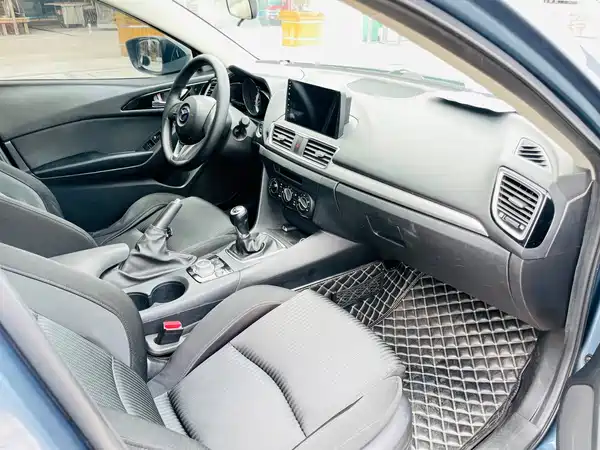 Mazda 3 Axela 2015