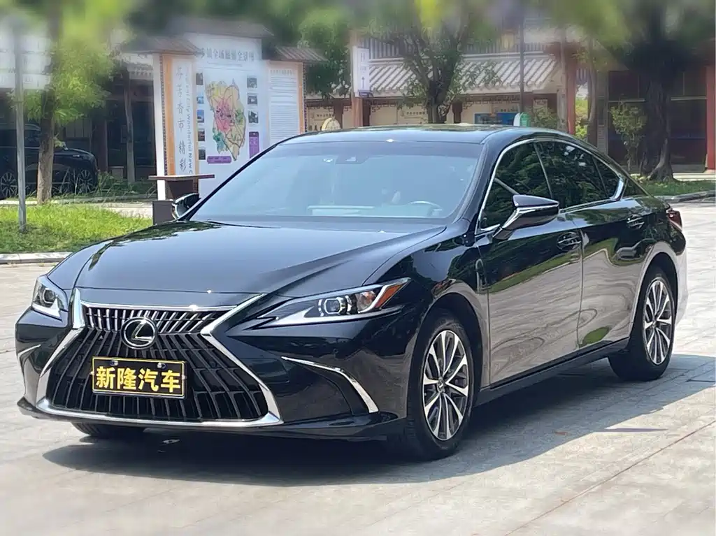 Lexus ES 2023 — фото 1