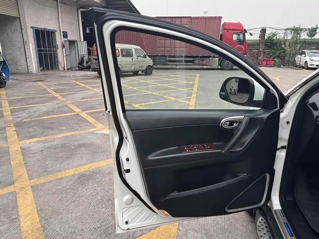 Luxgen Da7 SUV 2015 — фото 15