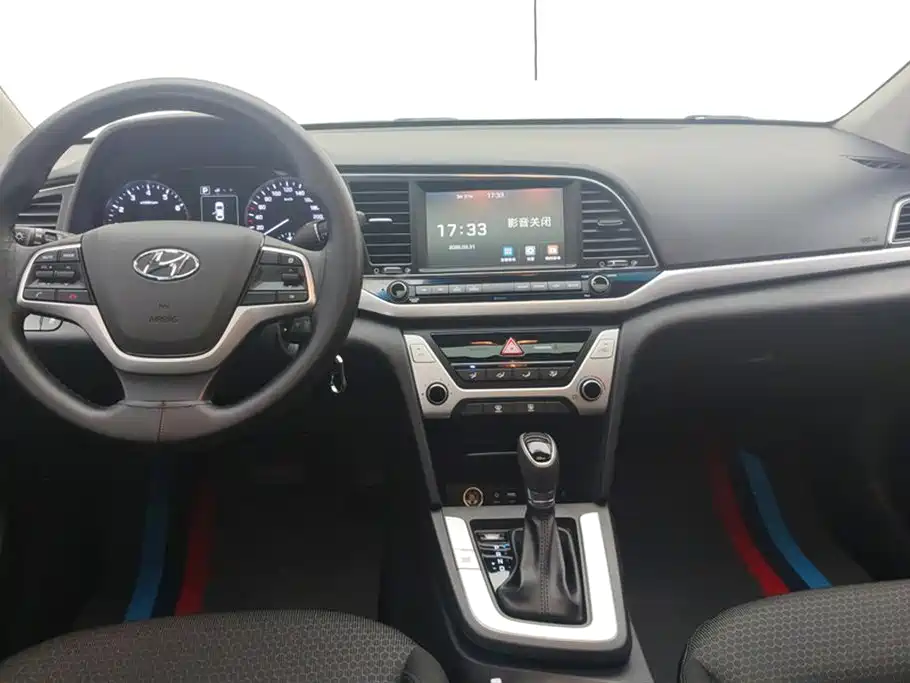 Hyundai Elantra 2018 — фото 12