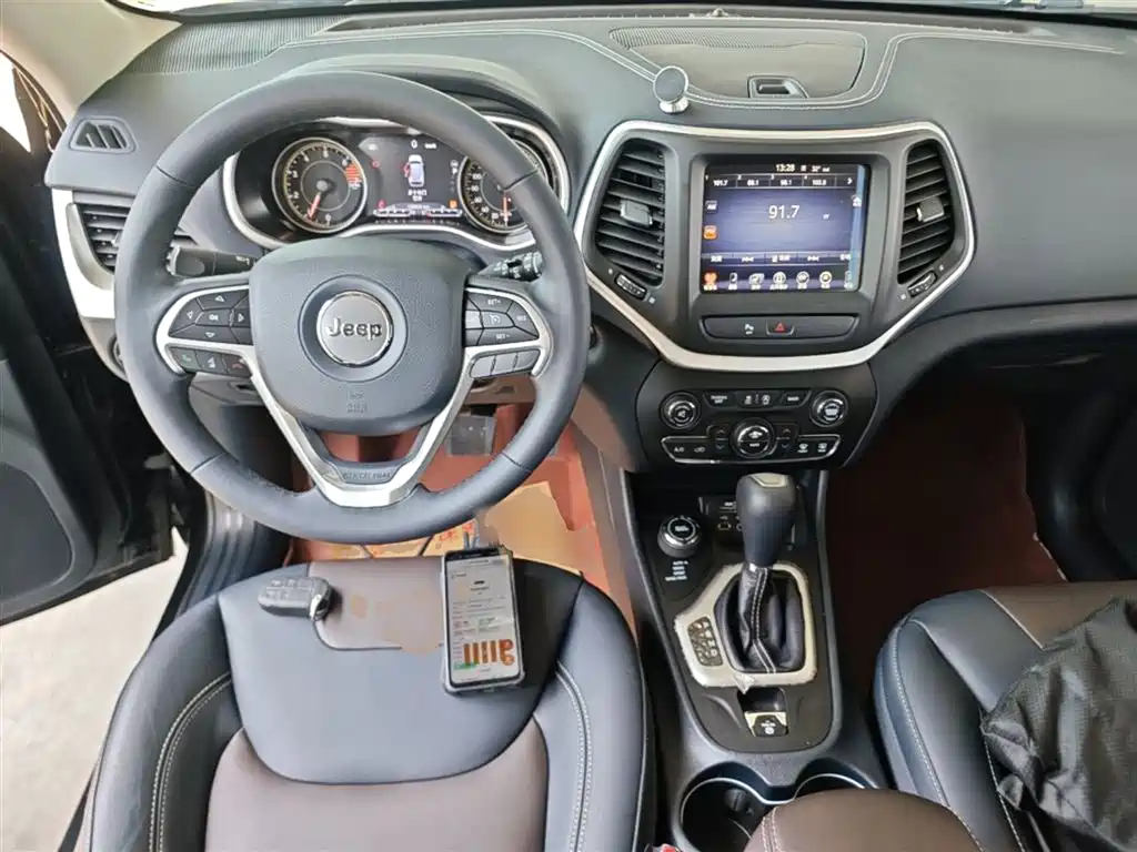 Jeep Cherokee 2018 — фото 10