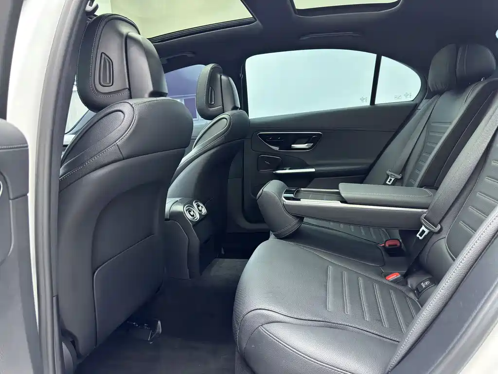 Mercedes-Benz C-Class 2024 — фото 11
