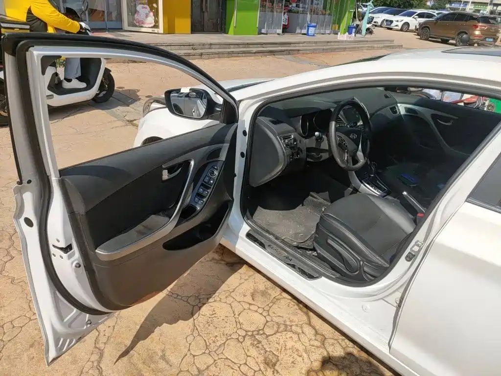 Hyundai Elantra 2016 — фото 17