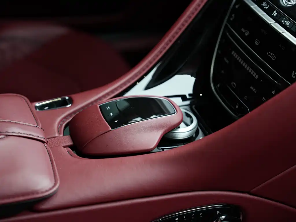 Aston Martin DBS 2019 — фото 16