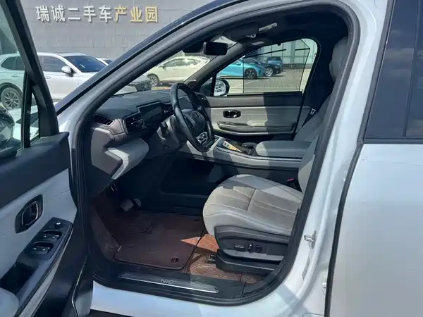 NIO ES8 2021
