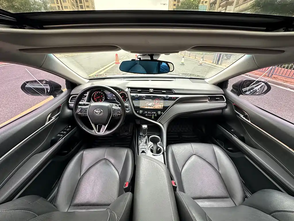 Toyota Camry 2019 — фото 9