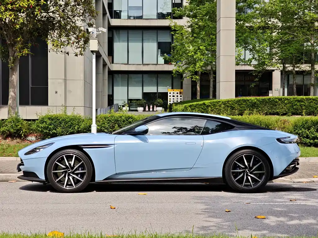 Aston Martin DB11 2019 — фото 7